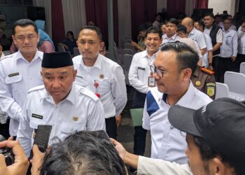 Wali Kota Depok Mohammad Idris bersama Kepala BPN Kota Depok Indra Gunawan saat memberikan penjelasan terkait program sertifikasi aset daerah usai meresmikan gedung arsip, Rabu 24 Januari 2024.(Foto: BPN Kota Depok)
