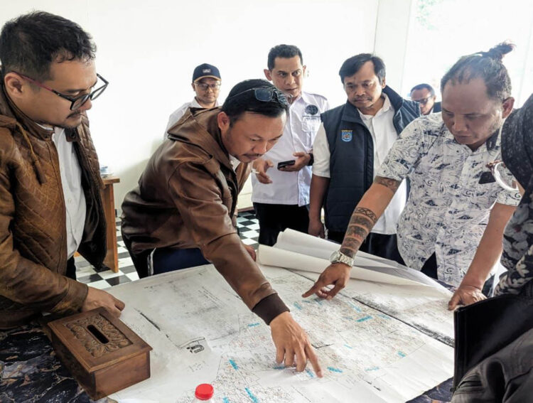 Kepala BPN Kota Depok Indra Gunawan didampingi Kepala Seksi PPS BPN Kota Depok Galang Rambu Sukmara serta jajaran Kantor Pertanahan Kota Depok saat melakukan tinjauan lokasi dan berdialog dengan warga di wilayah Pancoran Mas, Kota Depok belum lama ini. (Foto BPN Kota Depok)