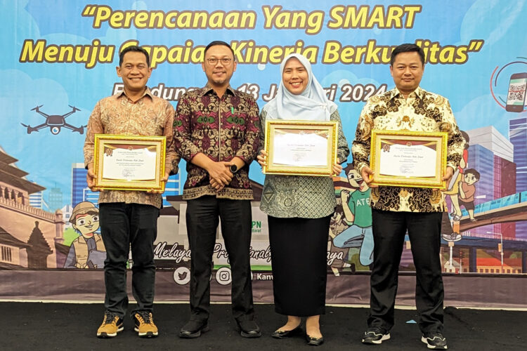 Kantor Pertanahan Kota Depok saat menerima penghargaan dari dari Kanwil ATR/BPN Jawa Barat, usai Rakerda, Jumat 13 Januari 2024. (Foto: BPN Kota Depok)