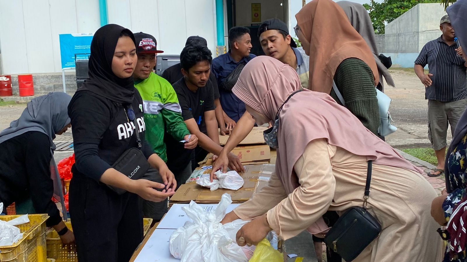 Mitratani Dua Tujuh Berbagi Kurban kepada 1300 Penerima