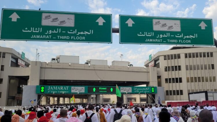 Lempar Jumrah: Langkah Akhir Jemaah Haji di Mina