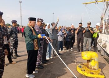 KRI Dewaruci Lepas Sauh dari Bandarlampung Menuju Jakarta