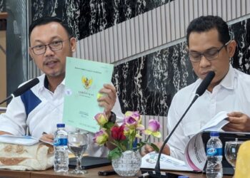 Kepala BPN Kota Depok Indra Gunawan didampingi Kepala Survei dan Pemetaan Yoga Munawar, dalam rapat koordinasi. (Foto Dok/BPN Kota Depok)