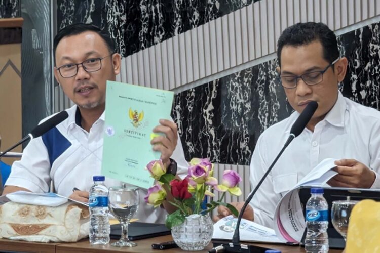 Kepala BPN Kota Depok Indra Gunawan didampingi Kepala Survei dan Pemetaan Yoga Munawar, dalam rapat koordinasi. (Foto Dok/BPN Kota Depok)