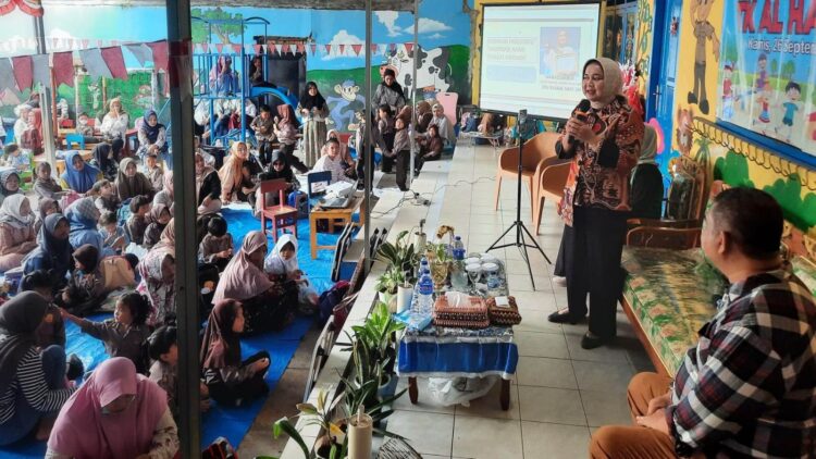 Riana Sari Beri Wejangan Parenting di TK Al Hariah: Anak Adalah Ibadah