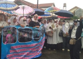 Rp100 Miliar Raib! 272 Guru Pensiun di Bandarlampung Demo: Kami Ditipu!