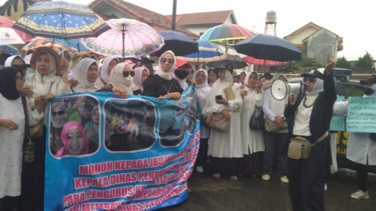 Rp100 Miliar Raib! 272 Guru Pensiun di Bandarlampung Demo: Kami Ditipu!