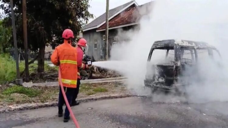 Mobil Bawa Jerigen BBM Terbakar di Lampung Selatan, Pasutri Jadi Korban