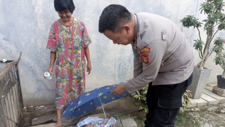 Tragis! Bayi Berusia Sehari Ditemukan Dalam Kardus di Bandarlampung