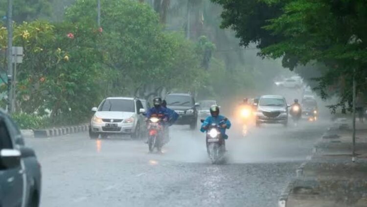 Waspada Cuaca Ekstrem! Hujan Petir Diprediksi Melanda Lampung