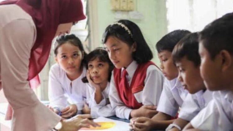 Hari Guru Nasional: Kenapa Penghargaan untuk Guru Masih Terabaikan?