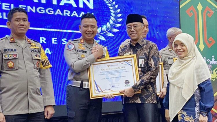 Pelayanan Top! Polres Lampung Timur Terima Penghargaan Ombudsman RI