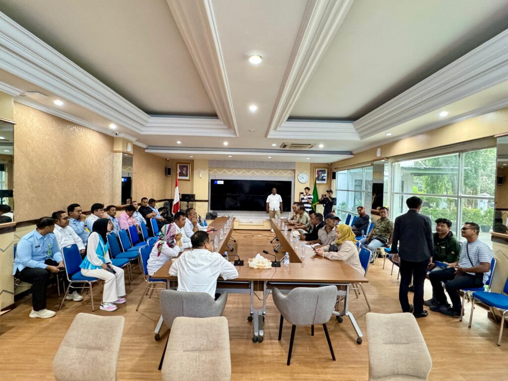 eorang warga Depok, Achmadi, tengah menghadapi sengketa hukum terkait lelang tanah miliknya di Kelurahan Mampang, Kecamatan Pancoran Mas, Kota Depok.Tanah tersebut sebelumnya dijadikan agunan untuk fasilitas kredit di BPR Olympindo Sejahtera. Namun, karena gagal memenuhi kewajibannya, tanah itu dilelang oleh Kantor Pelayanan Kekayaan Negara dan Lelang (KPKNL) Bogor.