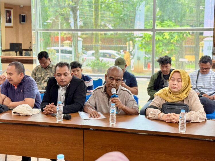 Seorang warga Depok, Achmadi, tengah menghadapi sengketa hukum terkait lelang tanah miliknya di Kelurahan Mampang, Kecamatan Pancoran Mas, Kota Depok.