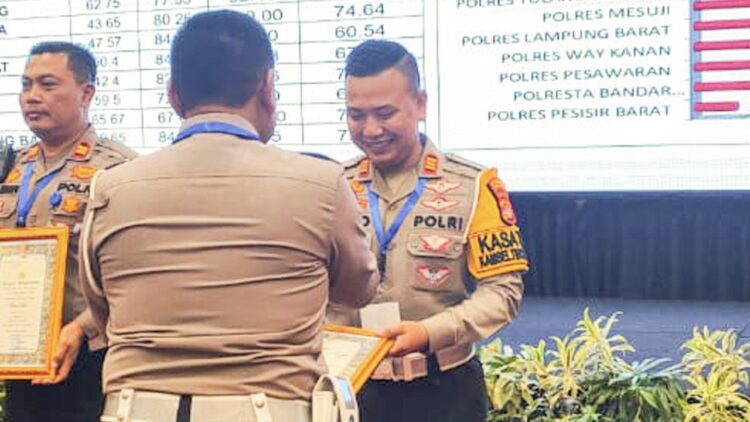 Polres Lamtim Sabet 2 Penghargaan di Rakernis Fungsi Lalu Lintas 2024