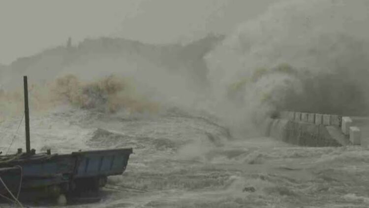 Antisipasi Cuaca Ekstrem, ASDP Batasi Tiket Penumpang di Bakauheni