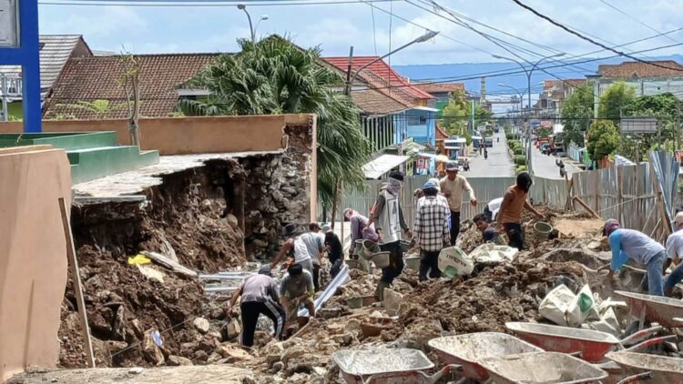 Pondasi Rapuh, Taman Sukarno Kota Agung Runtuh Sebelum Peresmian