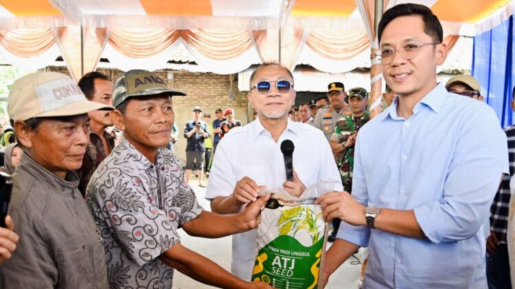 Menko Zulhas Salurkan Bantuan Pangan dan Bibit ke Korban Banjir Lampung Selatan 