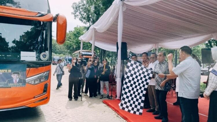 Ketua MPR RI Lepas Ratusan Pemudik Gratis Tujuan Lampung
