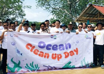 ASDP Bakauheni Selamatkan Mangrove Lewat Aksi Bersih Pantai