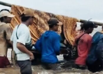 Bak Zaman Kuno, Warga Pesisir Barat Lampung Gotong Pasien Lalui Medan Ekstrem