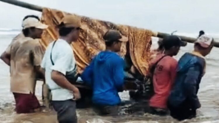 Bak Zaman Kuno, Warga Pesisir Barat Lampung Gotong Pasien Lalui Medan Ekstrem