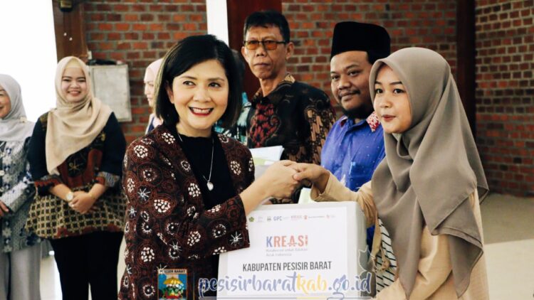 Pesisir Barat Genjot Literasi Anak Lewat Distribusi Buku KREASI