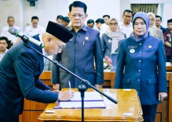 Gubernur Mirza Lantik Kadispora, Sekwan, dan Karo Adpim Baru