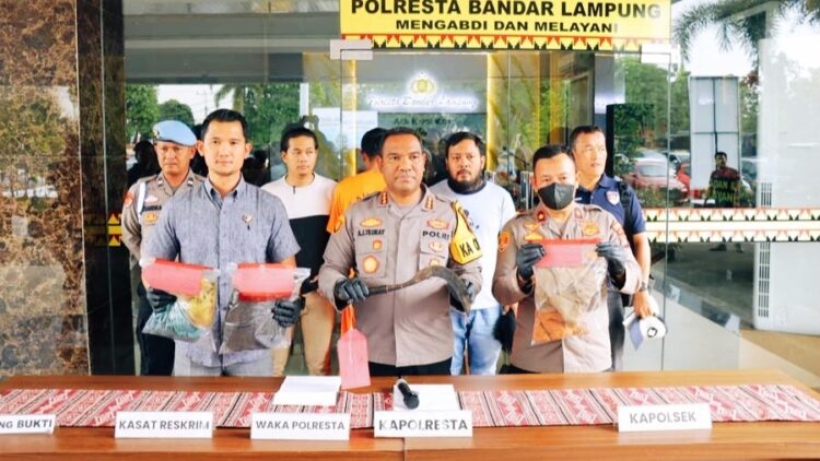 Tulis Dipisahkan Maut, Pria di Lampung Nekat Habisi Nyawa Kekasihnya di Mes Bulog