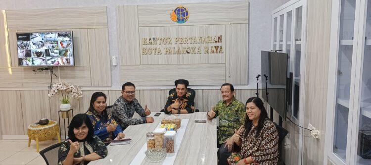 Agustin Teras Narang Anggota DPD RI Komite I sambangi Kantor Pertanahan Kota Palangka Raya pada Kamis, 31 Juli 2025.
