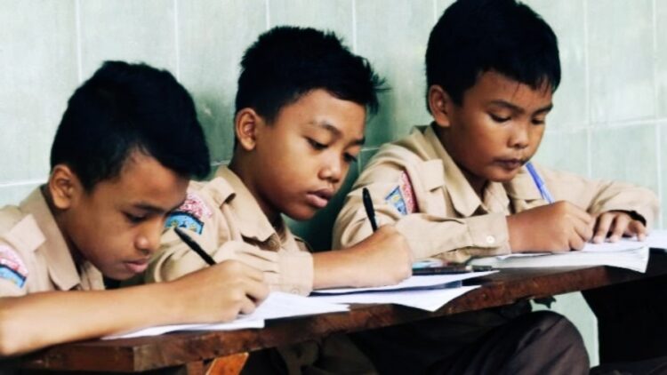 Siapkan Pena! Pelajar Lampung Tak Bisa Masuk Kelas Sebelum Menulis 1 Halaman