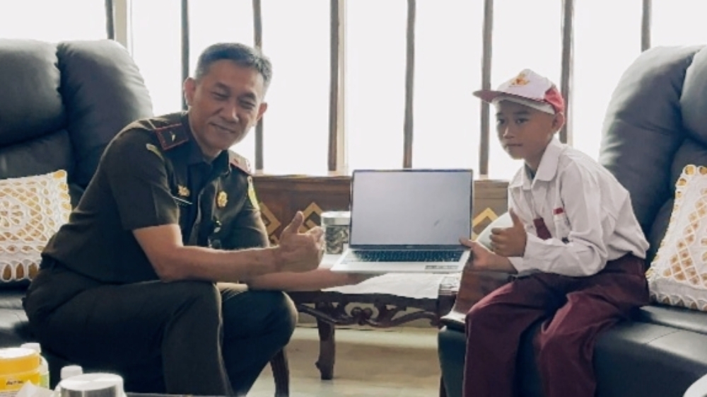 Kajati Lampung Hadiahi Laptop untuk Raihan, si Pemanjat Tiang Bendera