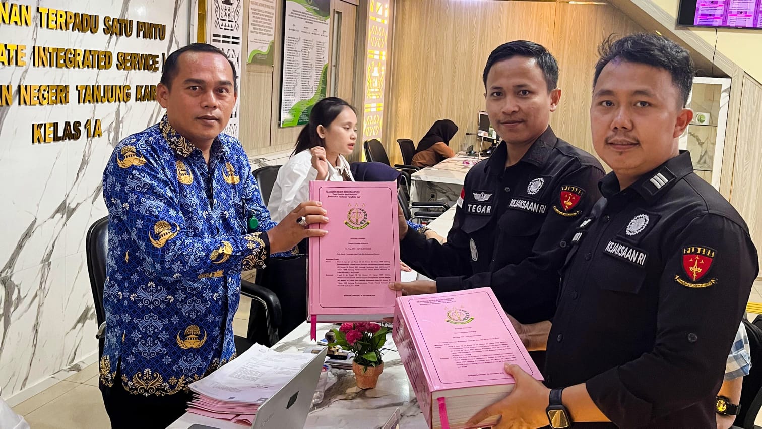 Kejari Bandarlampung Limpahkan 2 Terdakwa Korupsi Retribusi Pasar, Negara Rugi Rp520 Juta