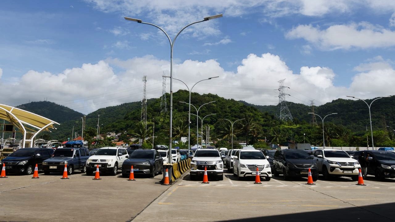 Akses Ciwandan Tergenang, ASDP Alihkan Logistik dan Motor ke Merak