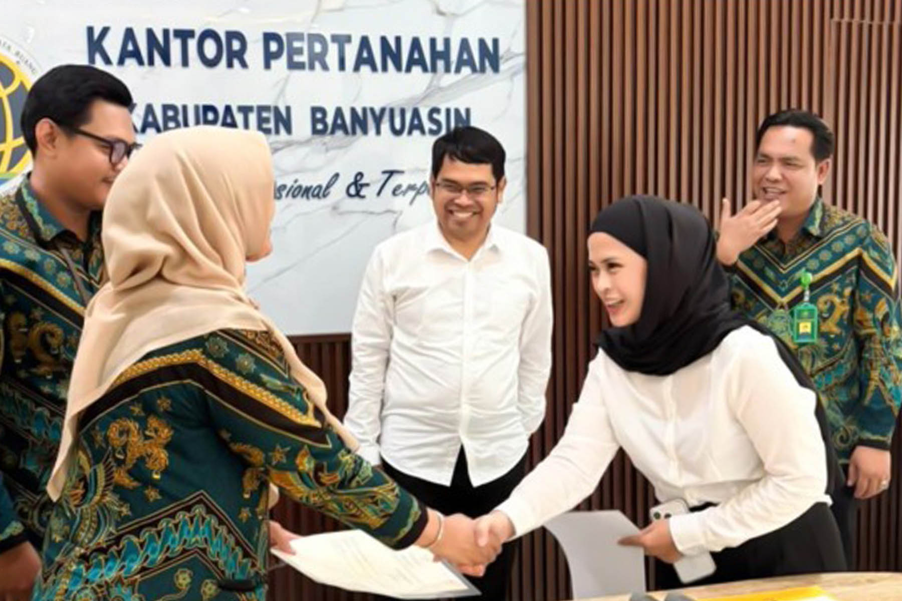 Kantah Banyuasin Serahkan Sertifikat Tanah Mahkamah Agung_